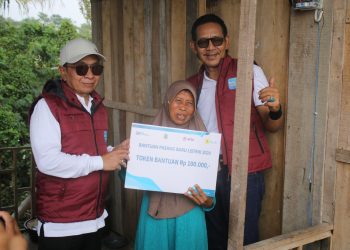 PJ Walikota Serang Laksanakan Penyalaan Pertama Bantuan Program Light Up The Dream PLN Banten