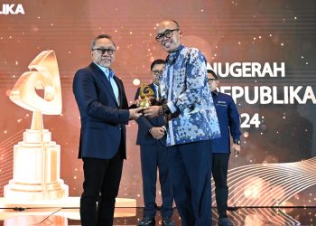 Anugerah ESG Republika 2024: PLN Raih Dua Penghargaan kategori Environmental dan Kategori Social