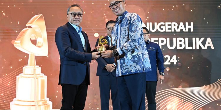 Anugerah ESG Republika 2024: PLN Raih Dua Penghargaan kategori Environmental dan Kategori Social