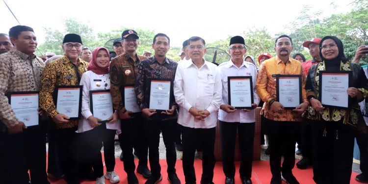 Selalu Lakukan Pembinaan Ketangguhan Masyarakat dalam Pengurangan Risiko Bencana, Bupati Serang Terima Penghargaan dari PMI Pusat