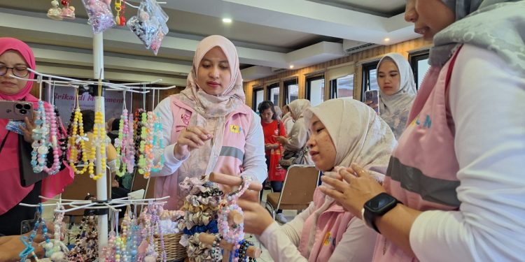 Movement ‘Women Support Women’: Srikandi PLN Beri Pelatihan Handycraft Pada Komunitas Ibu-ibu