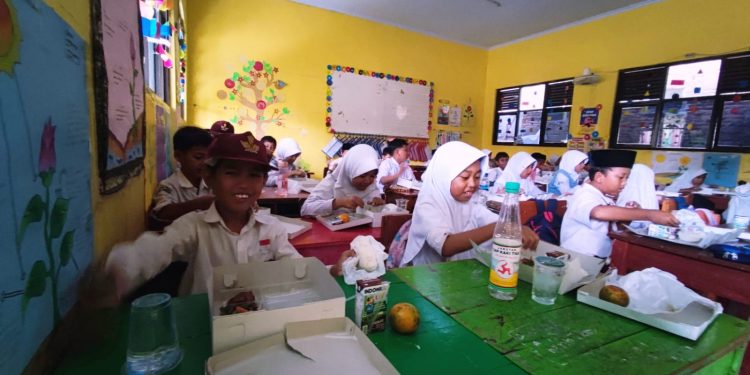 Gandeng Polres Serang, Wartawan Hukrim Gelar Makan Bergizi di SDN Taman Ciruas Permai