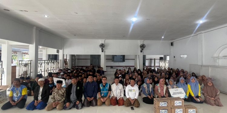 Solidarity Food Truck: YBM PLN Bagikan 300 Porsi Makanan Bergizi  di Lima Ponpes Pandeglang