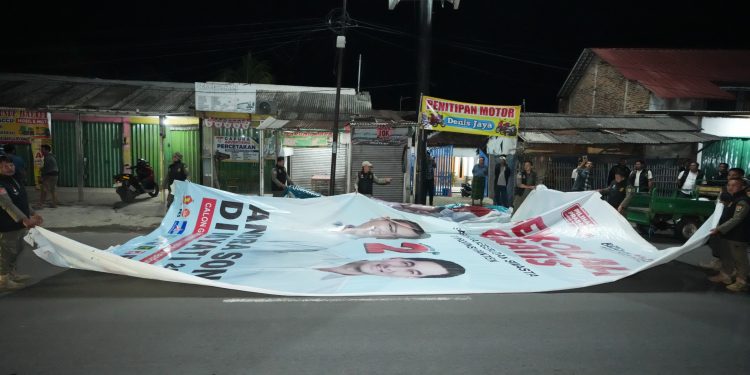 KPU Banten Lakukan Pembersihan APK Paslon Gubernur dan Wakil Gubernur Banten