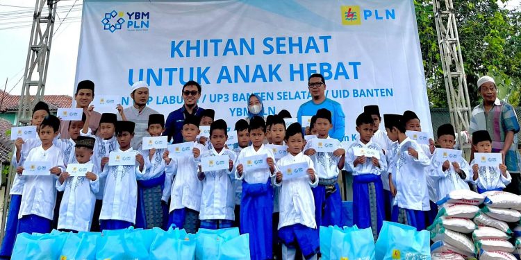 Dukung Kegiatan Sosial Masyarakat, PLN Banten Khitanan Massal