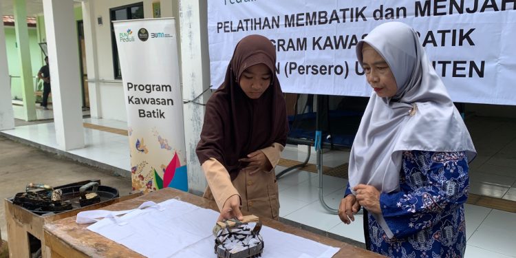 Melalui Program TJSL, PLN Banten Dukung UMKM Rihana Batik