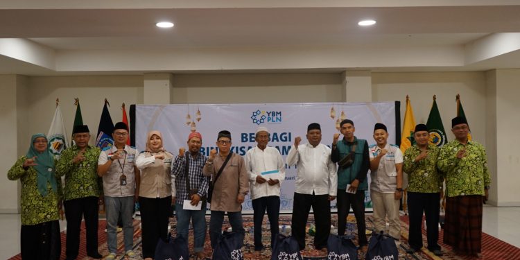 Sambut Ramadan, YBM PLN Banten Salurkan 200 Bingkisan untuk Marbot di Tangsel