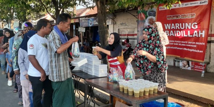 Selama Ramadhan, Alfamart dan WINGS Group Salurkan 54.000 Paket Berbuka Puasa Gratis di 36 Titik Kabupaten dan Kota