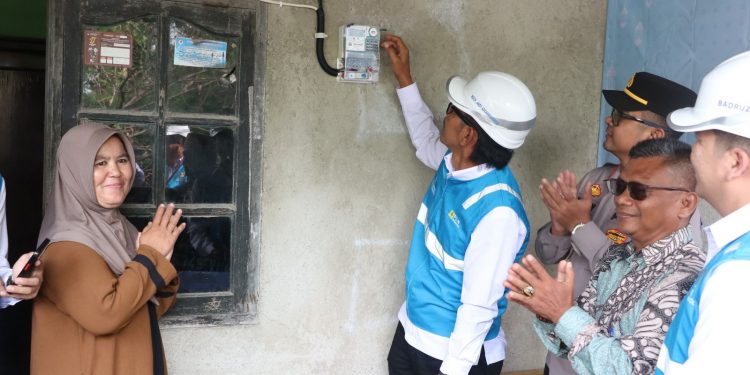 Mimpi Sena Warga Tangerang Miliki Listrik di Kabulkan PLN UID Banten Melalui Light Up The Dream