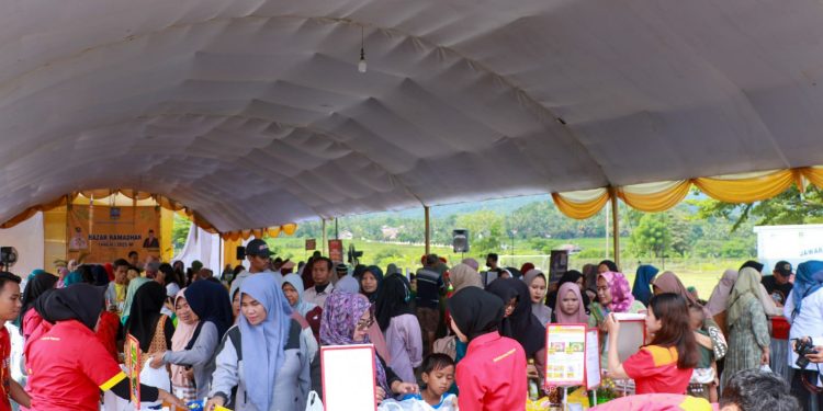 Ratusan Warga Mancak Serbu Bazar Ramadan 1446 H Diskoumperindag