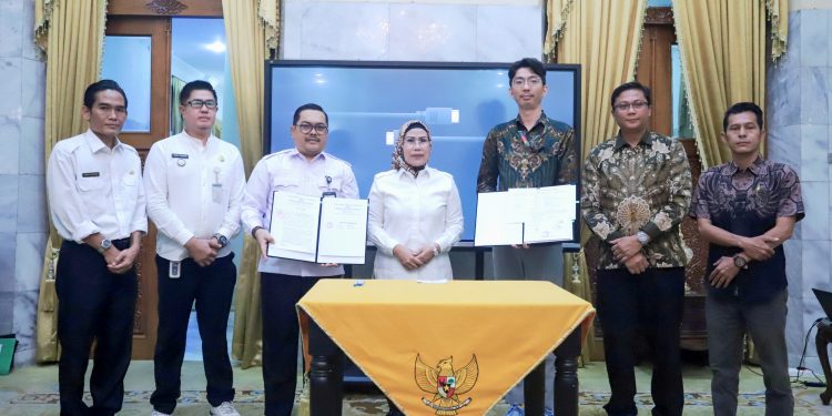 Ratusan Warga Mancak Serbu Bazar Ramadan 1446 H Diskoumperindag