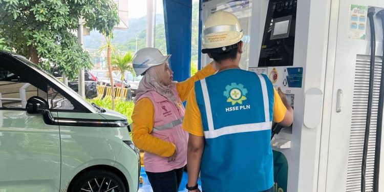 Srikandi PLN, Anis Lathifa, Relakan Lebaran Demi Listrik Andal dan SPKLU Siaga
