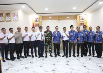Srikandi PLN Banten Barkebaya Layani Pelanggan di Hari Kartini