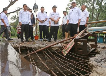 Rusak, Wabup Serang Najib Hamas Tinjau Jembatan Cikambuy