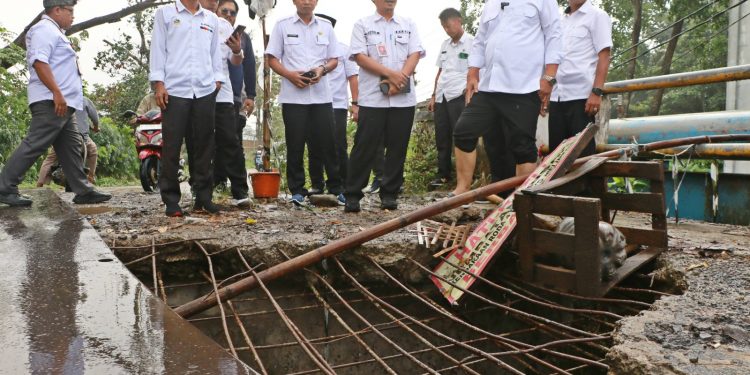 Rusak, Wabup Serang Najib Hamas Tinjau Jembatan Cikambuy
