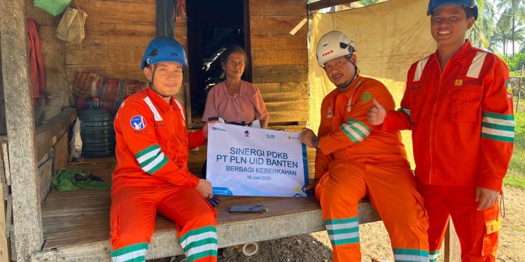 PLN UID Banten Bersama Pasukan Elit PDKB-TM dan YBM, Jaga Listrik Serta Salurkan Bantuan di Bayah