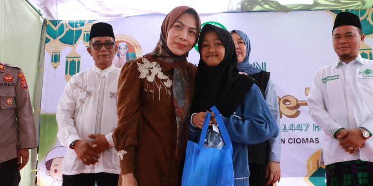 Bupati Serang Ratu Zakiyah Santuni Anak Yatim di Ciomas