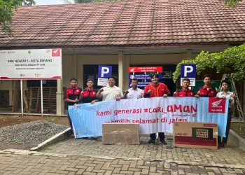 Honda Banten Serahkan Perlengkapan Edukasi Safety Riding ke SMKN 5 Kota Serang