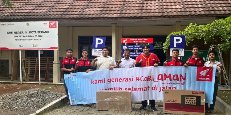 Honda Banten Serahkan Perlengkapan Edukasi Safety Riding ke SMKN 5 Kota Serang