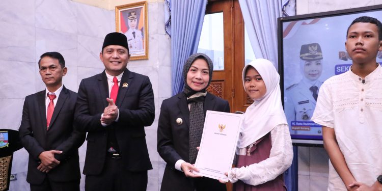 Bupati Ratu Zakiyah Lepas 19 Siswa Asal Kabupaten Serang Berangkat ke Sekolah Rakyat Tangsel