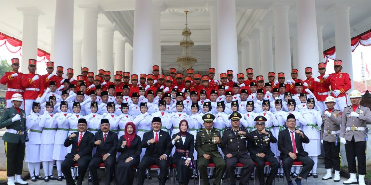 Tangis Haru Bupati Ratu Zakiyah saat Kukuhkan Paskibraka tingkat Kabupaten Serang 2025