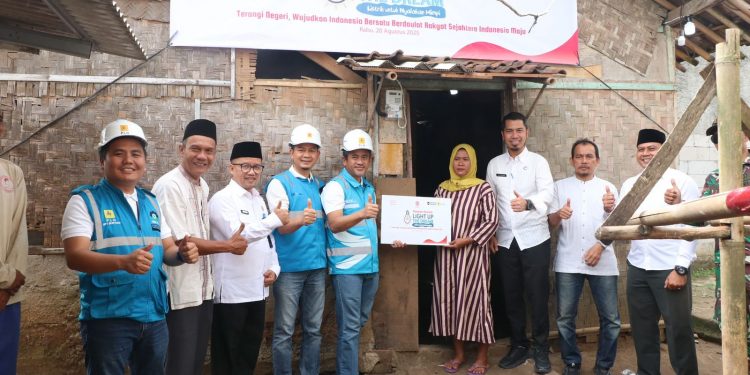 Momen Kemerdekaan: PLN UID Banten Berikan 87 Bantuan Penyambungan Listrik