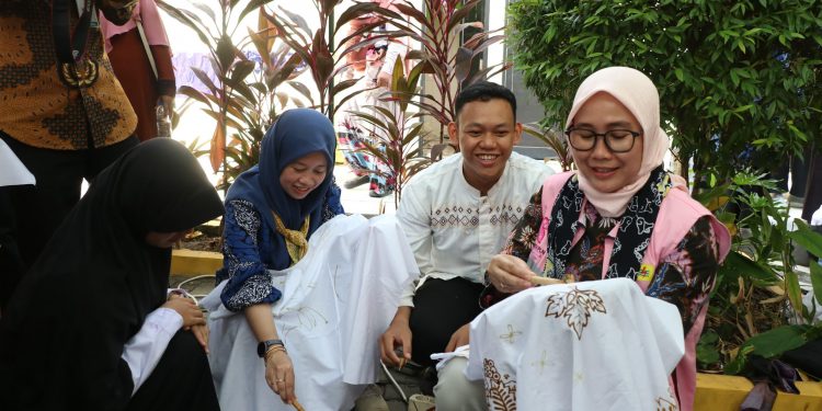 Melalui TJSL, PLN UID Banten Kembangan Kawasan Batik Inklusif Rinara di Cilegon