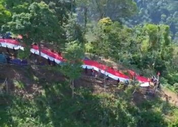 Himala UNMA dan Komunitas Pecinta Alam Kibarkan Merah Putih dan Tanam 1000 Pohon di Gunung Aseupan