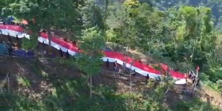 Himala UNMA dan Komunitas Pecinta Alam Kibarkan Merah Putih dan Tanam 1000 Pohon di Gunung Aseupan