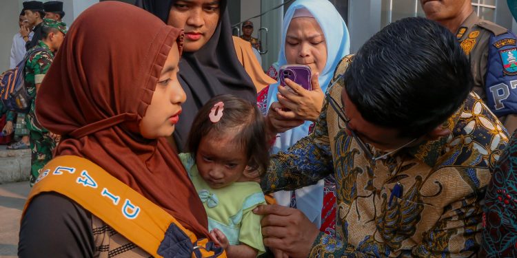 Distribusikan Bantuan Baznas, Gubernur Banten Andra Soni Ajak Masyarakat Berzakat
