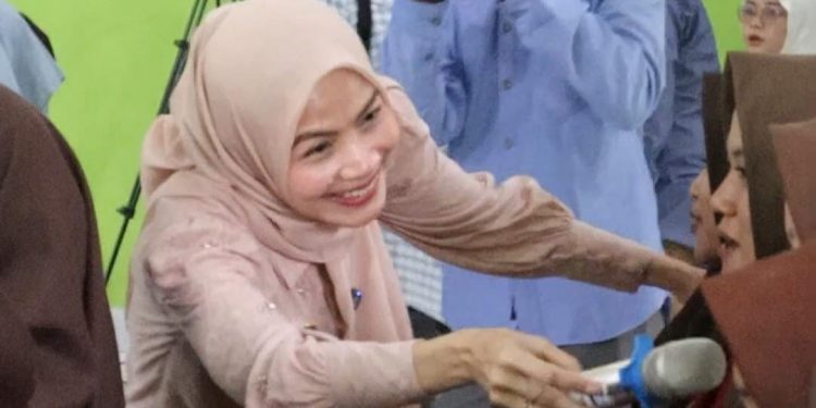 Tinjau SDN 01 Palamakan Bandung, Bupati Serang Ratu Zakiyah Pastikan Segera Revitalisasi 2 Ruang Kelas
