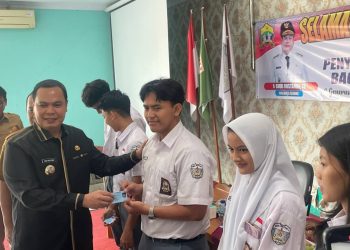 Serahkan KTP-el untuk Siswa SMAN 1, Walikota Serang: Jaga Kartu Ini dengan Baik, Jangan Disalahgunakan