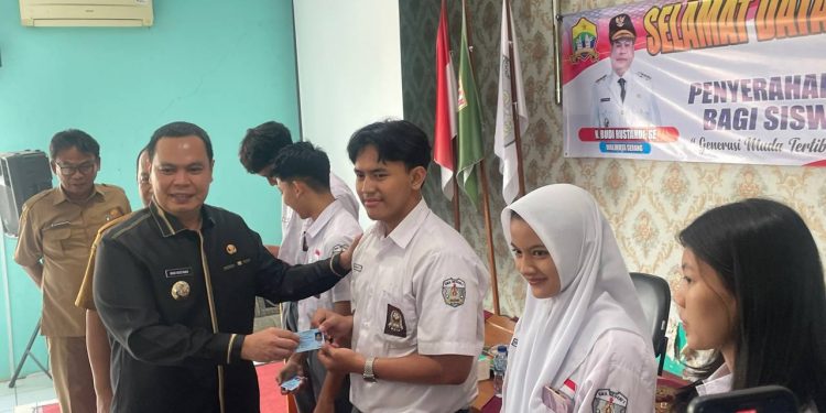 Serahkan KTP-el untuk Siswa SMAN 1, Walikota Serang: Jaga Kartu Ini dengan Baik, Jangan Disalahgunakan