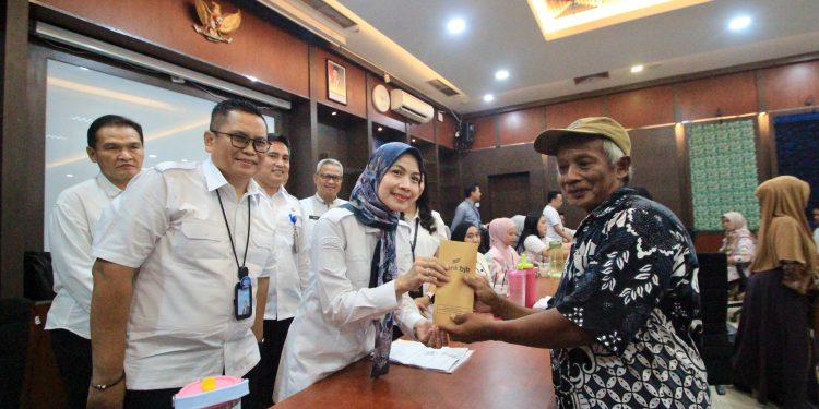Bupati Serang Ratu Zakiyah Salurkan Bantuan Permodalan 1400 Pelaku UKM