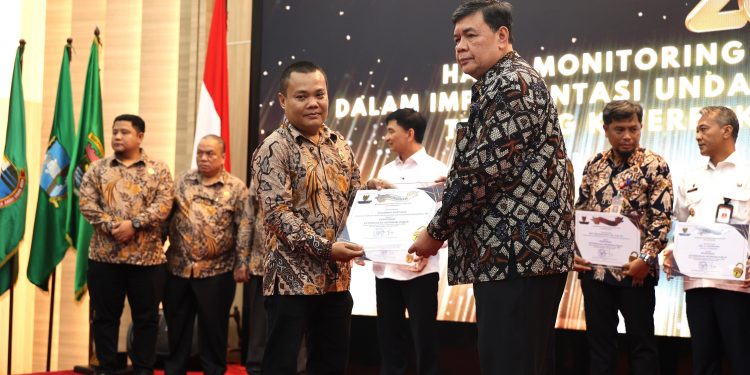 Konsisten Mendorong Keterbukaan Informasi Publik, Dirut Bank Banten Terima Penghargaan dari KI