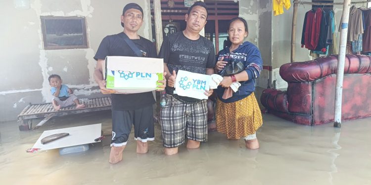 Waspada Banjir Tangerang, PLN UP3 Cikupa Sigap Amankan Jaringan Listrik dan Salurkan Bantuan Kemanusiaan