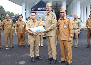 Atasi Dampak Banjir, Pemkab Serang Salurkan 62 Ton Beras Cadangan Pangan