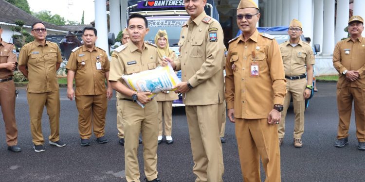 Atasi Dampak Banjir, Pemkab Serang Salurkan 62 Ton Beras Cadangan Pangan