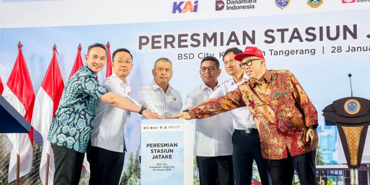 Resmikan Stasiun Jatake, Andra Soni Tekankan Peran Kereta Api bagi Pertumbuhan Wilayah
