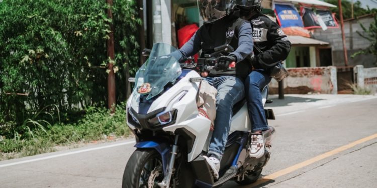 Tips Berboncengan Aman: Mengapa Pegang ‘Behel’ Motor Justru Berbahaya?