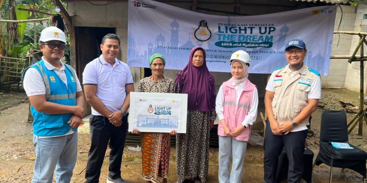Kado Terindah Ramadan: Ibu Iyah, Lansia 82 Tahun di Banten Akhirnya Punya Listrik Sendiri