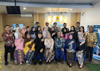 Peringati Hari Kartini, Srikandi PLN UP3 Banten Utara Tampil Anggun Berkebaya Sambil Jaga Keandalan Listrik