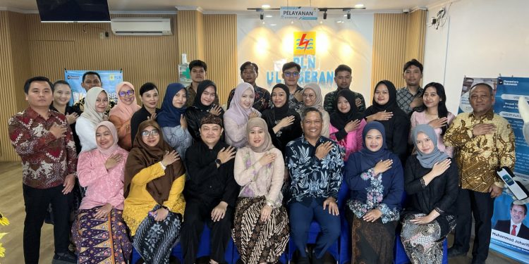Peringati Hari Kartini, Srikandi PLN UP3 Banten Utara Tampil Anggun Berkebaya Sambil Jaga Keandalan Listrik