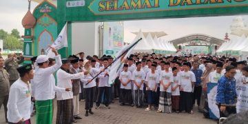 Sinergi Tradisi dan Sejarah: Ribuan Peserta Padati ‘Jalan Santri Sarungan’ di Banten Lama