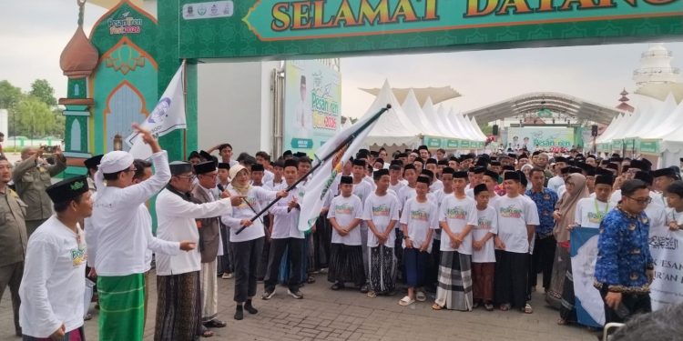 Sinergi Tradisi dan Sejarah: Ribuan Peserta Padati ‘Jalan Santri Sarungan’ di Banten Lama