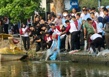 Sambut Hari Bhayangkara ke-80, Polda Banten Gelar ‘Gerakan Asri Polri’ di Danau Tasikardi, Tebar 3.000 Bibit Ikan Nila