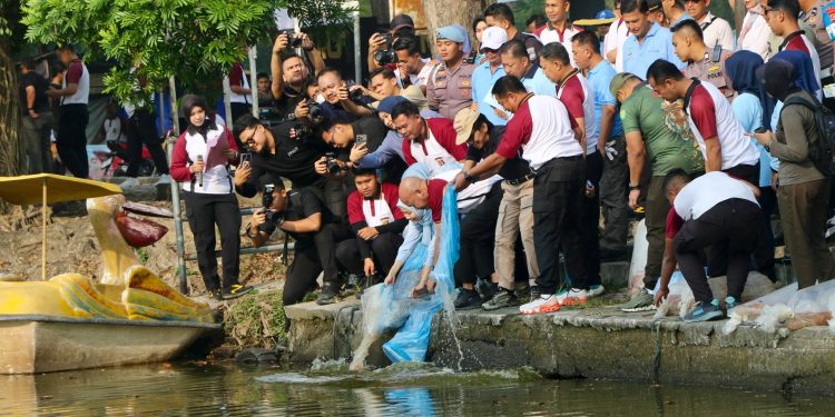 Sambut Hari Bhayangkara ke-80, Polda Banten Gelar ‘Gerakan Asri Polri’ di Danau Tasikardi, Tebar 3.000 Bibit Ikan Nila