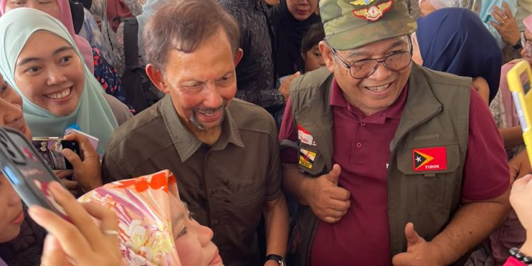 Kakek-Nenek Keliling Dunia Berkesempatan Bertemu Sultan Brunei di Hari Keputeraan ke-80