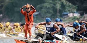 Anak-anak beraksi di Festival Pacu Jalur, Sumber: wonderfulimages.kemenparekraf.go.id