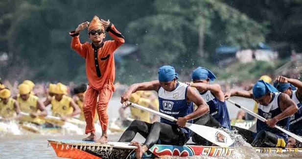 Anak-anak beraksi di Festival Pacu Jalur, Sumber: wonderfulimages.kemenparekraf.go.id